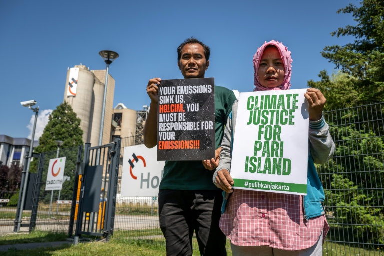 Des habitants de l'île de Pari, en Indonésie, devant une usine du cimentier suisse Holcim à Éclépens, dans l'ouest de la Suisse, le 11 juin 2026