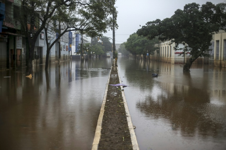 Une rue inondée à Porto Alegre, dans  dans l'Etat de Rio Grande do Sul, le 24 mai 2024 au Brésil
