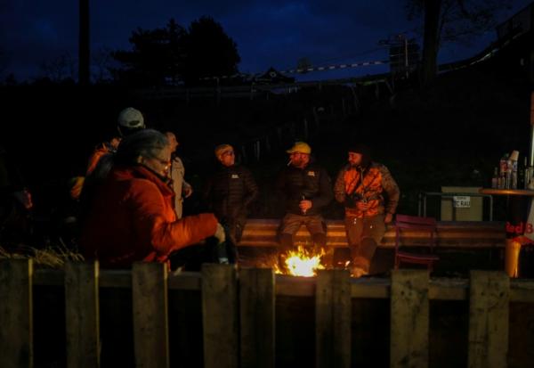 Des participants au blocage de l'autoroute A63 à Cestas, au sud de Bordeaux, sont rassemblés autour d'un feu le 24 décembre 2025