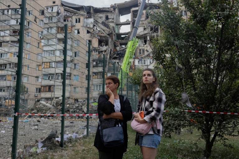 Des habitantes observent les dégâts après des frappes russes sur kiev, le 6 juillet 2026 en Ukraine