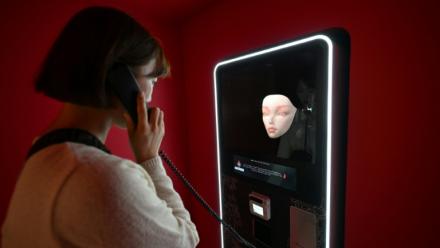 Une visiteuse s'adresse à un chaman IA, le 15 avril 2026 à Séoul