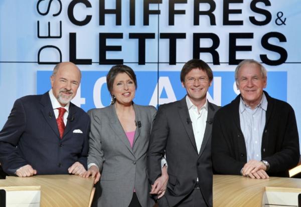 Les animateurs "Des chiffres et des lettres" Arielle Boulin-Prat, Bertrand Renard et Laurent Romejko, avec l'ancien présentateur de l'émission et producteur Patrice Laffont, le 16 février 2012 au siège de France Télévision à Paris