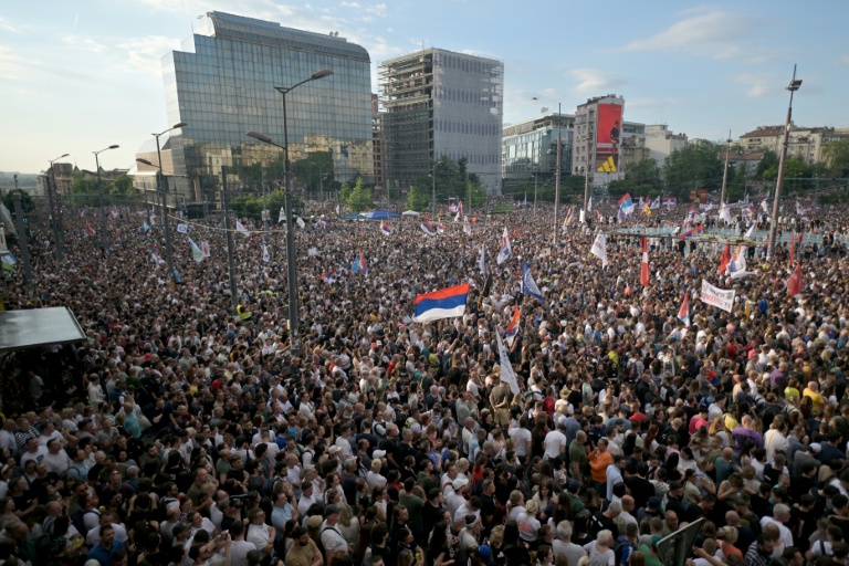 Des manifestants se sont rassemblés à Belgrade pour réclamer des élections anticipées, le 23 mai 2026