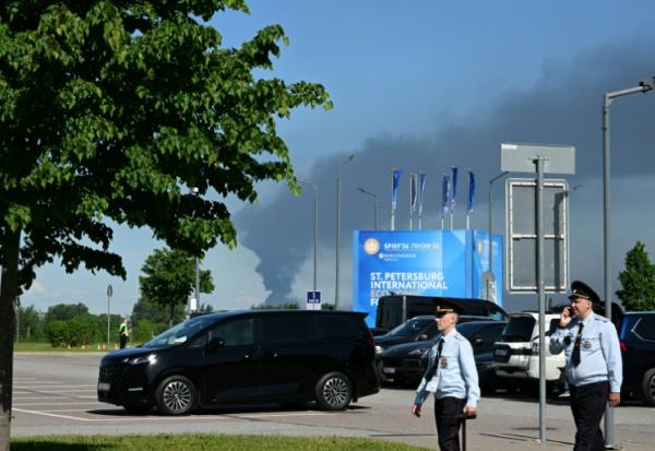 De la fumée à proximité de l'endroit où se tient le Forum économique (SPIEF) de Saint-Pétersbourg, le 3 juin 2026, en Russie