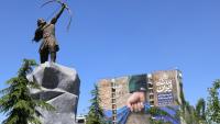 Une sculpture d'Arash l'Archer, figure légendaire de la mythologie persane, et une affiche géante représentant le détroit d'Ormuz avec l'inscription "À jamais dans la main de l'Iran", place Vanak à Téhéran, le 25 mai 2026