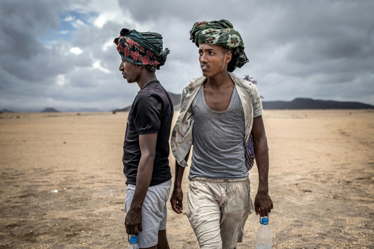 Des migrants éthiopiens marchent le 12 avril 2026 dans le désert, près d'Obock, à Djibouti, sur la Route de l'Est reliant la Corne de l'Afrique aux pays du Golfe, via le Yémen