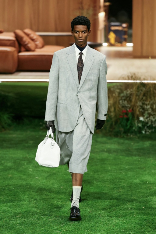 Un costume Louis Vuitton vu lors de la Fashion Week masculine de Paris le 20 janvier 2026