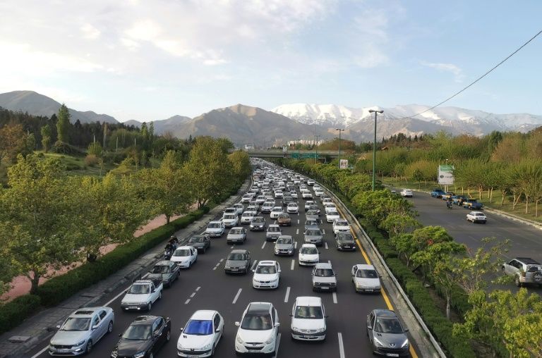 File de voitures sur une autoroute dans le nord de Téhéran le 22 avril 2026