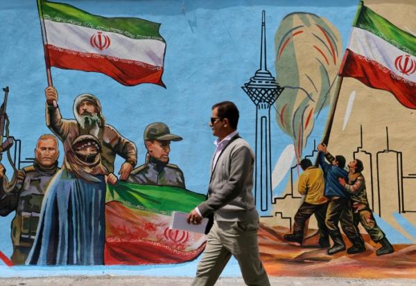Un homme passe devant une fresque murale anti-Israël le 8 avril à Téhéran
