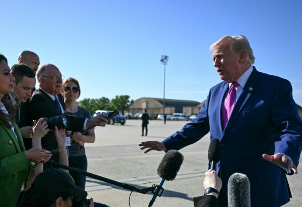 Le président américain Donald Trump s'adresse à des journalistes à la base aérienne Andrews, dans l'Etat américain du Maryland, le 10 avril 2026