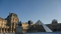 Le musée du Louvre et la pyramide conçue par l'architecte sino-américain Ieoh Ming Pei, le 6 janvier 2026 à Paris