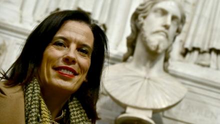 La chercheuse italienne Valentina Salerno devant un buste en marbre exposé à la basilique Sant'Agnese après que celui-ci a été identifié comme une œuvre de Michel-Angel grâce à la découverte d'archives inédites, le 4 mars 2026 à Rome