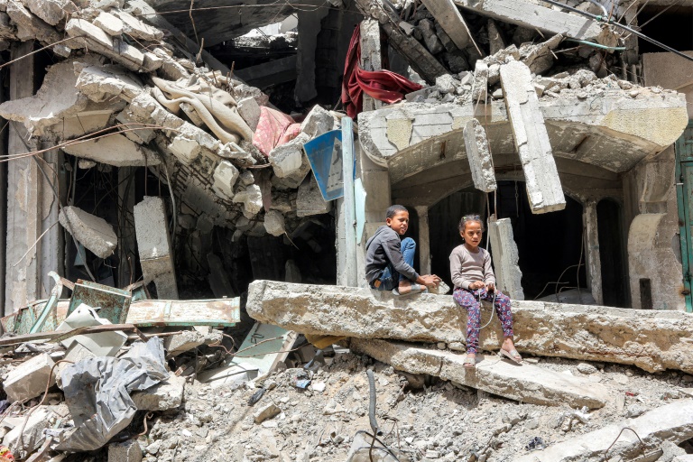 Des enfants palestiniens dans les décombres d'un immeuble détruit par des frappes israéliennes à Gaza, le 21 avril 2025