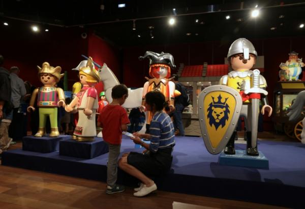 Des pièces de collections Playmobil sont exposés à la maison de ventes Drouot, à Paris, avant leur vente aux enchères inédite, le 23 septembre 2026