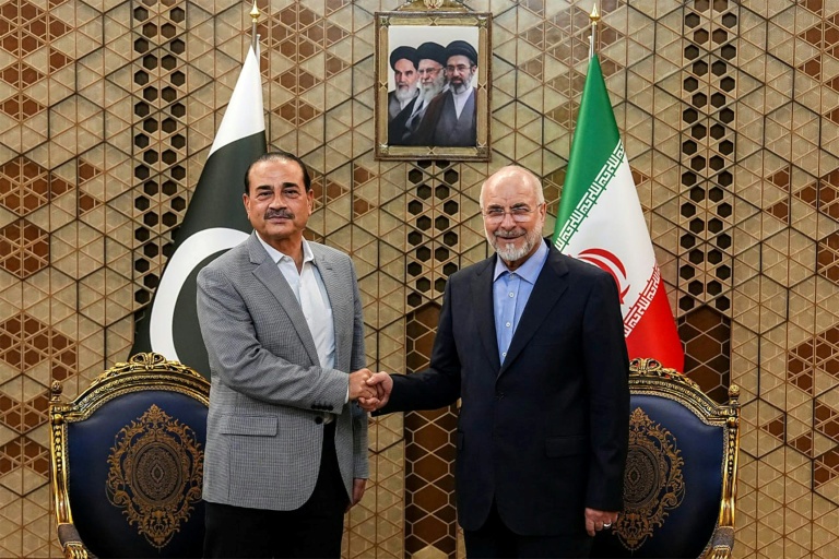 Photo diffusée par l'agence de presse de l'Assemblée consultative islamique (ICANA) montrant le président du Parlement iranien, Mohammad Bagher Ghalibaf (d) et le chef de l'armée pakistanaise, Asim Munir, à Téhéran, le 23 mai 2026