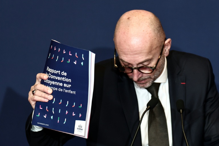 Le président du Conseil économique, social et environnemental, Thierry Beaudet, présente le rapport de la convention citoyenne sur le temps de l'enfant, à Paris, le 23 novembre 2025