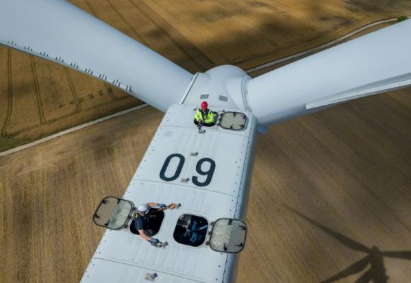 Vue aérienne d'un mineur (en haut) participant à une formation à l'exploitation d'éoliennes avec un instructeur (en bas), au parc éolien de Gorzyca, dans l'ouest de la Pologne, le 8 juillet 2026