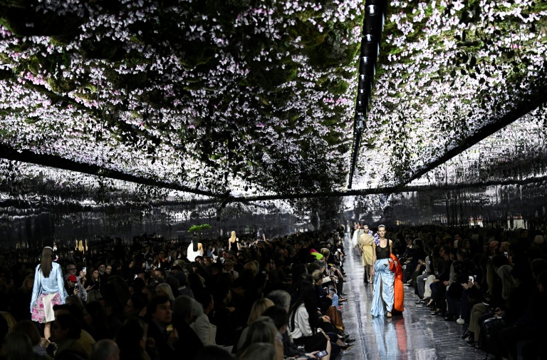 Des mannequins présentent les créations Christian Dior lors du défilé de la collection Haute Couture Printemps/Été 2026, dans le cadre de la Semaine de la Haute Couture à Paris, le 26 janvier 2026