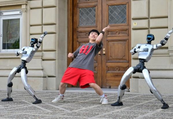 L'artiste de rue chinois Wu Yufei et ses robots danseurs humanoïdes dans une rue de Pasadena, avant sa participation à l'émission America's Got Talent, le 17 septembre 2026 en Californie