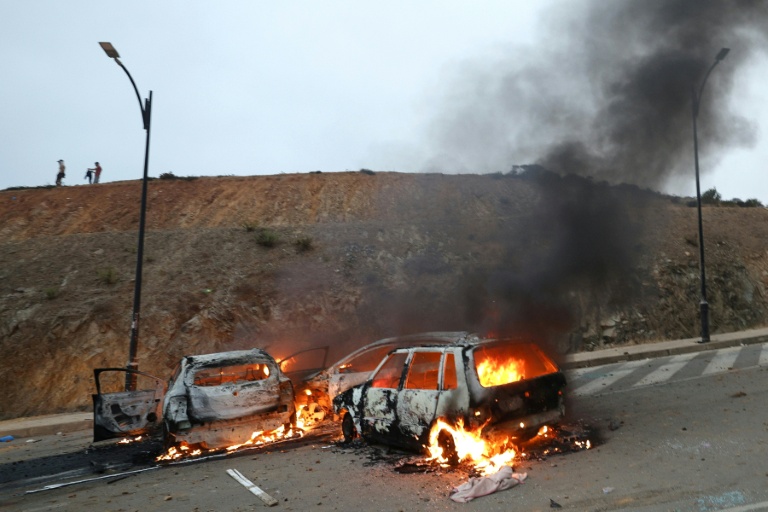 Des voitures brûlent à la suite d'affrontements près de la ville marocaine de Fnideq, située à la frontière avec l'enclave espagnole Ceuta, le 31 juillet 2026
