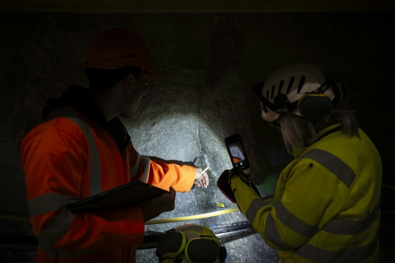 Des étudiants et doctorants de l'ETH Zurich examinent les fissures du tunnel BedrettoLab,  près de Bedretto, le 29 avril 2026 en Suisse