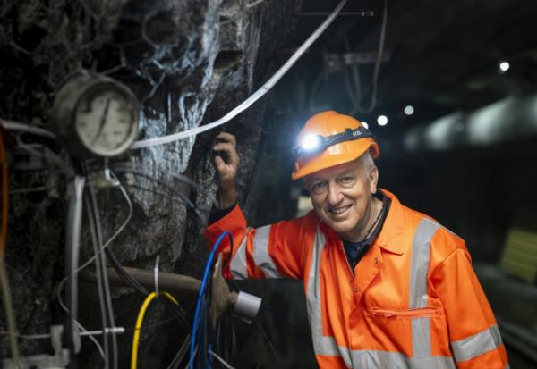 Le professeur de géologie de l'ETH Zurich, Domenico Giardini, à côté d'instruments de mesure à l'intérieur du BedrettoLab, un centre de recherche souterrain près de Bedretto, le 29 avril 2026 en Suisse