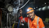 Le professeur de géologie de l'ETH Zurich, Domenico Giardini, à côté d'instruments de mesure à l'intérieur du BedrettoLab, un centre de recherche souterrain près de Bedretto, le 29 avril 2026 en Suisse