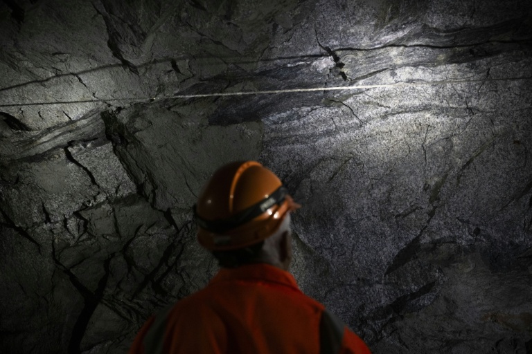 Le professeur de géologie de l'ETH Zurich, Domenico Giardini, examine la paroi intérieure du BedrettoLab, dans un tunnel de 5,2 km près de Bedretto, le 29 avril 2026 en Suisse
