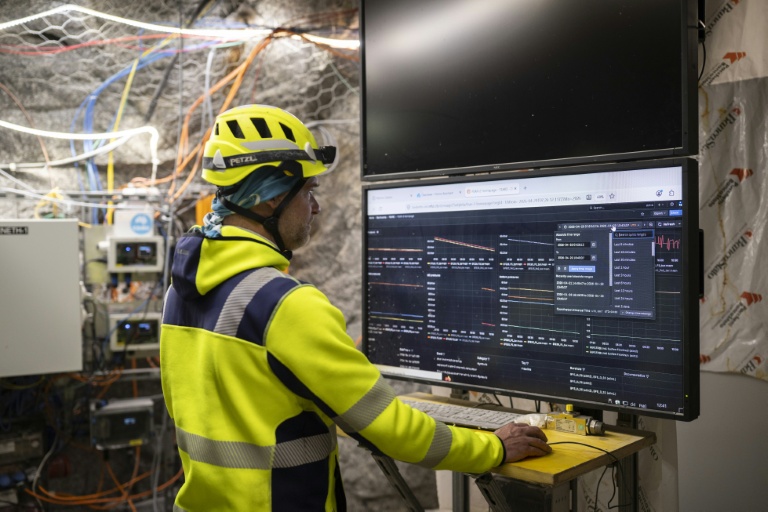 Marian Hertrich, responsable du laboratoire, surveille les mesures sur un ordinateur à l'intérieur du BedrettoLab, dans un tunnel de 5,2 km près de Bedretto, le 29 avril 2026 en Suisse