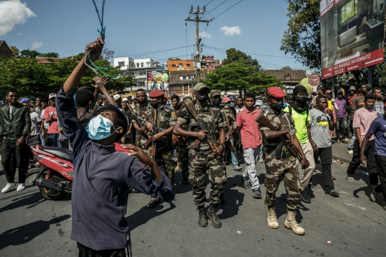 Des membres d'une unité de l'armée malgache marchent dans une rue près de leur camp situé près d'Antananarivo, le 11 octobre 2025