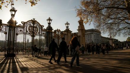 Des passants devant l'entrée du palais de Buckingham à Londres, le 21 novembre 2025