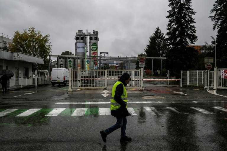 Un employé de Teisseire passe devant l'entrée du site de production du fabricant français de sirops à Crolles, près de Grenoble, dont la fermeture a été annoncée par l'entreprise, en même temps qu'un plan de réorganisation entraînant la suppression de près de 170 emplois, le 20 octobre 2025.