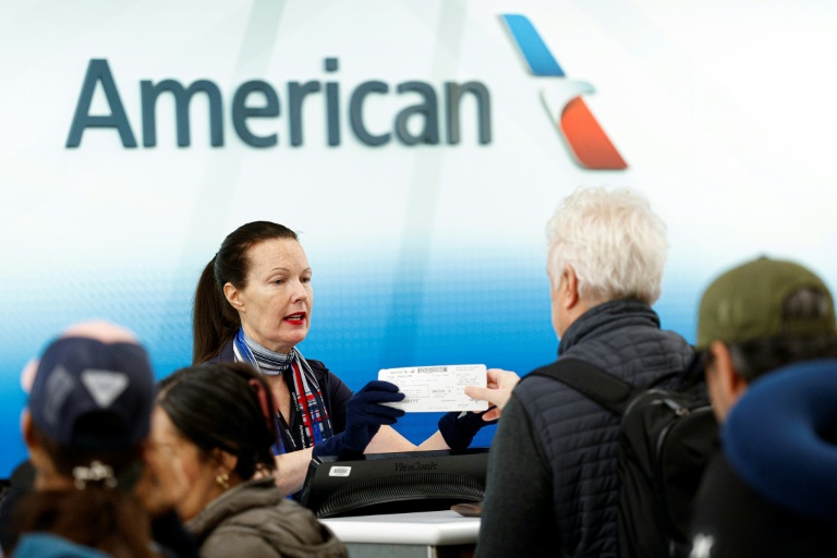 Des passagers s'enregistrent sur un vol d'American Airlines, le 25 novembre 2025 à Chicago aux Etats-Unis
