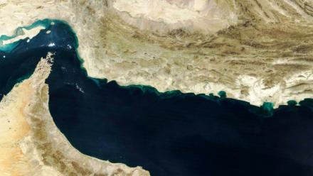 Image en couleur naturelle fournie par Modis sur le satellite Terra de la Nasa, prise le 5 février 2025, montrant le golfe d'Oman et la région de Makran (c) dans le sud de l'Iran et le sud-ouest du Pakistan, ainsi que le détroit d'Ormuz (g) et la côte nord d'Oman (en bas)