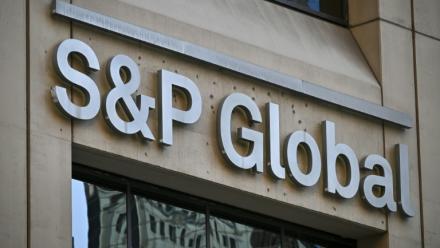 L'agence de notation américaine S&P va réévaluer la note souveraine de la France, la situation des finances publiques n'ayant guère changé depuis sa dernière revue en février, quand elle avait décidé d'abaisser sa perspective