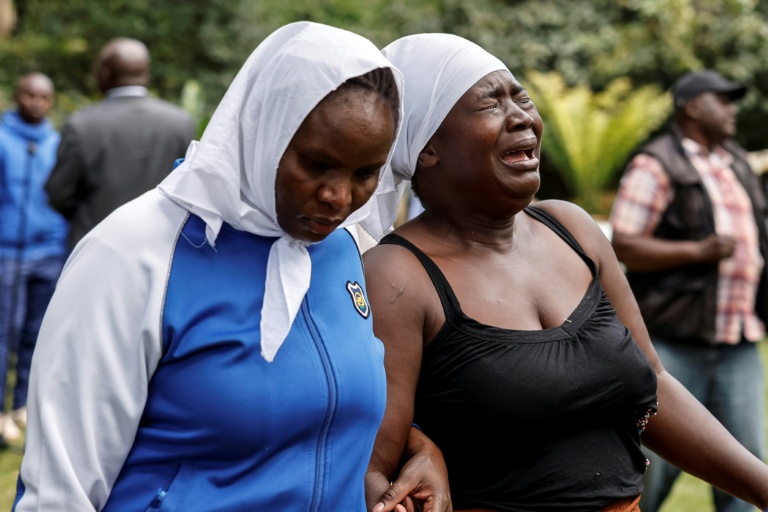 Des personnes en deuil rassemblées devant la résidence officielle du leader de l'opposition kenyane Raila Odinga dans le quartier Karen de Nairobi, le 15 octobre 2025, après son décès en Inde