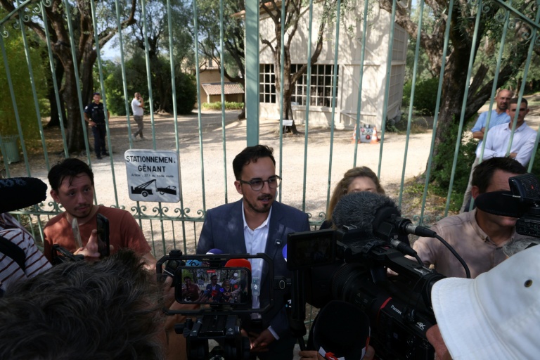 Le maire de Cagnes-sur-Mer, Bryan Masson, s'adresse aux médias devant le Musée Renoir après le vol de quatre oeuvres d'art, le 8 septembre 2026 dans les Alpes-Maritimes