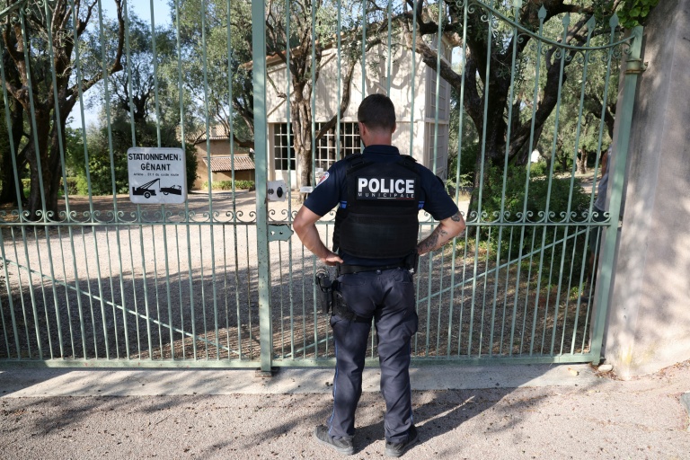 Un policier devant l'entrée du musée Renoir à Cagnes-sur-Mer après le vol de quatre oeuvres d'art, le 8 septembre 2026 dans les Alpes-Maritimes