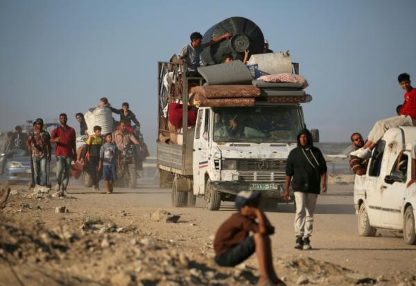 Des Palestiniens en route pour Gaza-ville, à Nousseirat, dans le centre de la bande de Gaza, le 11 octobre 2025