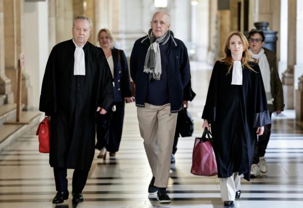 Dany Leprince (c), accompagné de ses avocats Olivier Morice (g) et Missiva Chermak Felonneau, arrive au Palais de Justice de Paris, le 7 mai 2026