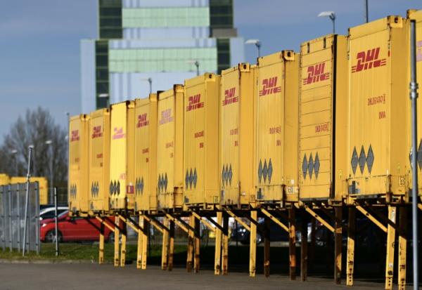 Avec la guerre au Moyen-Orient, le géant allemand de la logistique DHL est confronté à des restrictions aériennes et maritimes "heure par heure"