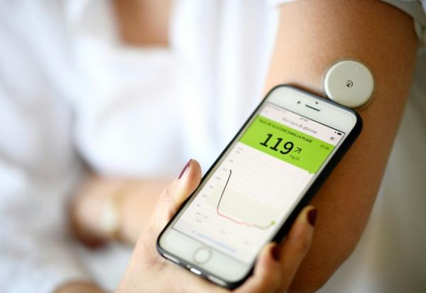 Une personne atteinte de diabète contrôle sa glycémie, le 24 mars 2020 à Paris