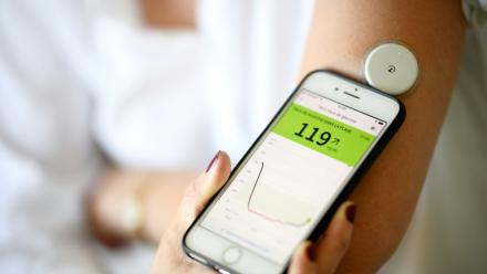 Une personne atteinte de diabète contrôle sa glycémie, le 24 mars 2020 à Paris