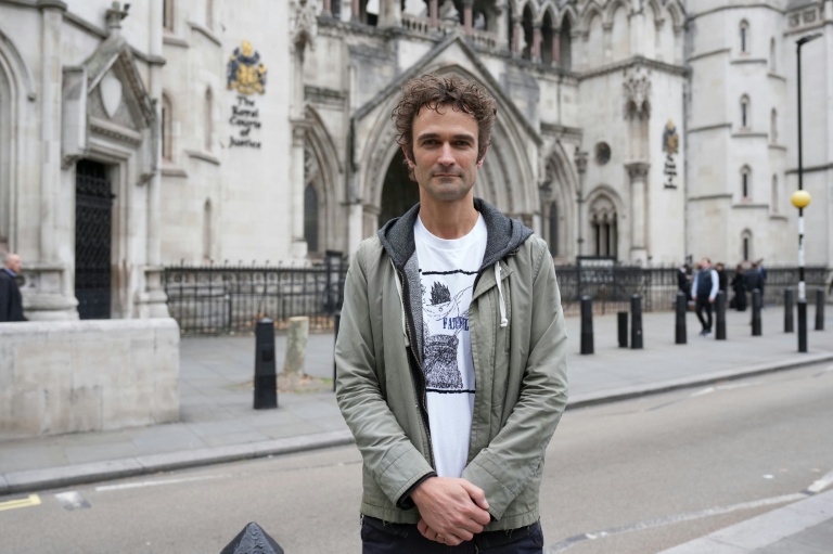 Adam Kamenetzky, l'un des plaignants, devant la Haute Cour à Londres, à l'ouverture du procès de cinq géants de l'automobile impliqués dans le scandale des voitures diesel truquées, le 13 octobre 2025