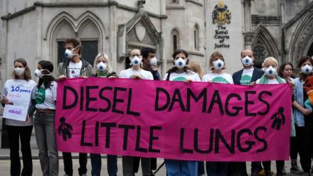 Des manifestants rassemblés devant la Haute Cour à Londres, à l'ouverture du procès de cinq géants de l'automobile impliqués dans le scandale des voitures diesel truquées, le 13 octobre 2025
