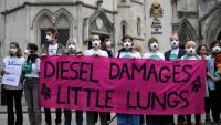 Des manifestants rassemblés devant la Haute Cour à Londres, à l'ouverture du procès de cinq géants de l'automobile impliqués dans le scandale des voitures diesel truquées, le 13 octobre 2025