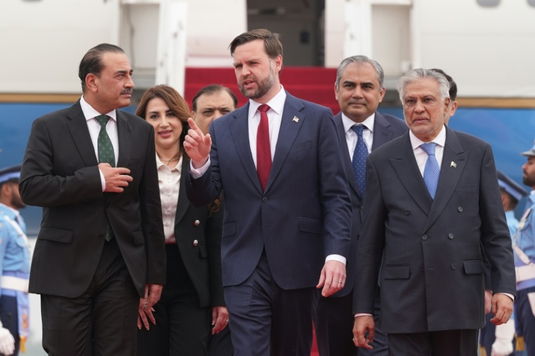 Le vice-président américain JD Vance (c), le chef de l'armée pakistanaise, Asim Munir (g), et le vice-Premier ministre et ministre des Affaires étrangères pakistanais, Mohammad Ishaq Dar, à leur arrivée à Islamabad pour des entretiens avec des responsables iraniens, le 11 avril 2026