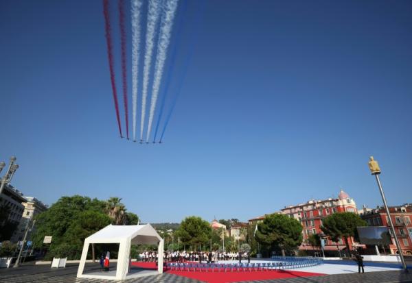 La Patrouille de France (PAF) effectue un survol, le 14 juillet 2026 à Nice, lors de la cérémonie marquant le 10e anniversaire de l'attentat de Nice en juillet 2016