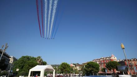 La Patrouille de France (PAF) effectue un survol, le 14 juillet 2026 à Nice, lors de la cérémonie marquant le 10e anniversaire de l'attentat de Nice en juillet 2016