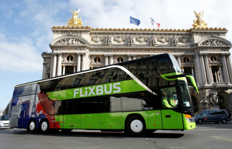 Un autocar de la compagnie allemande FlixBus passe devant le Palais Garnier, le 19 mai 2015 à Paris